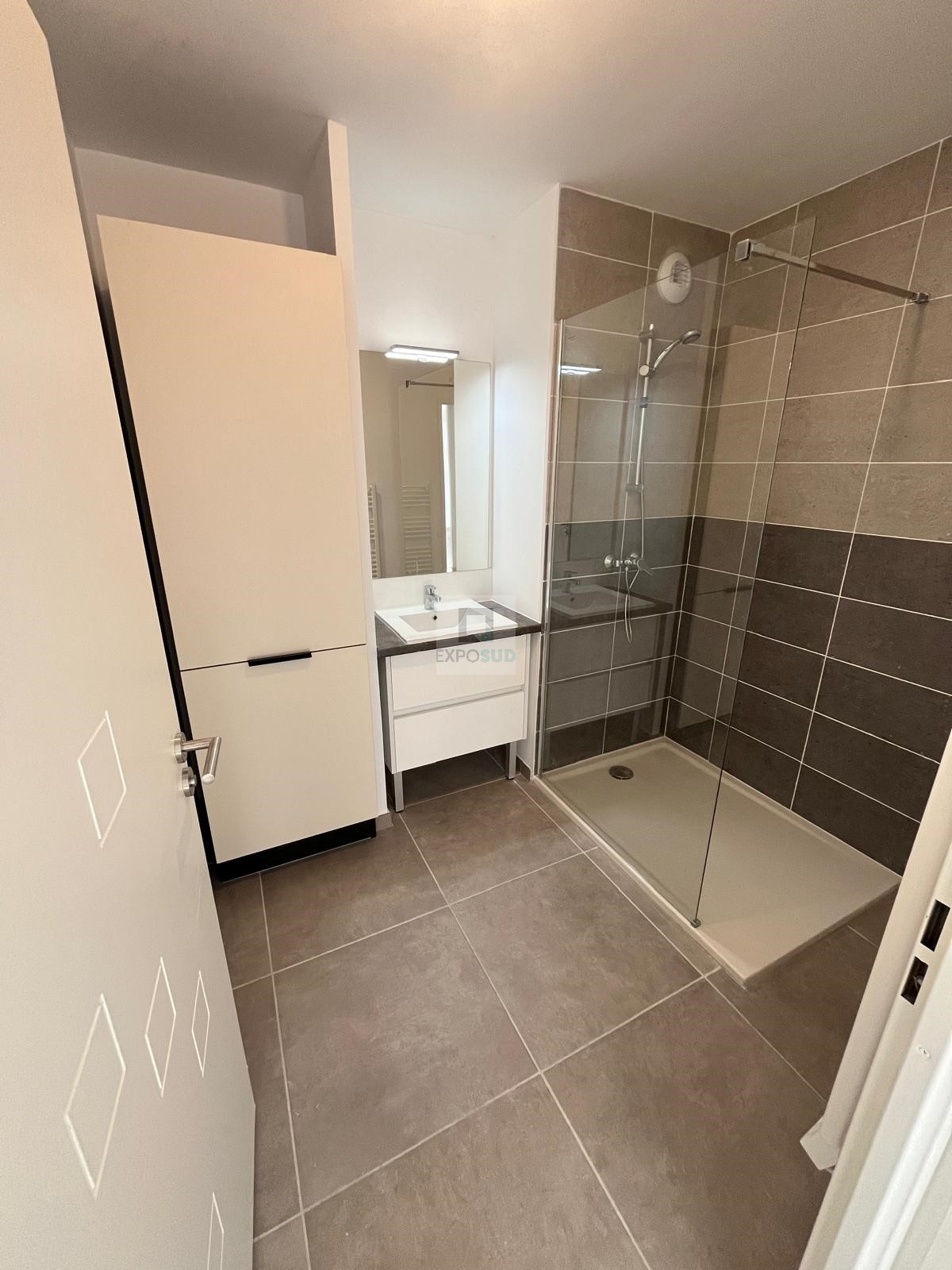 Location Appartement NÎMES américaine équipée cuisine