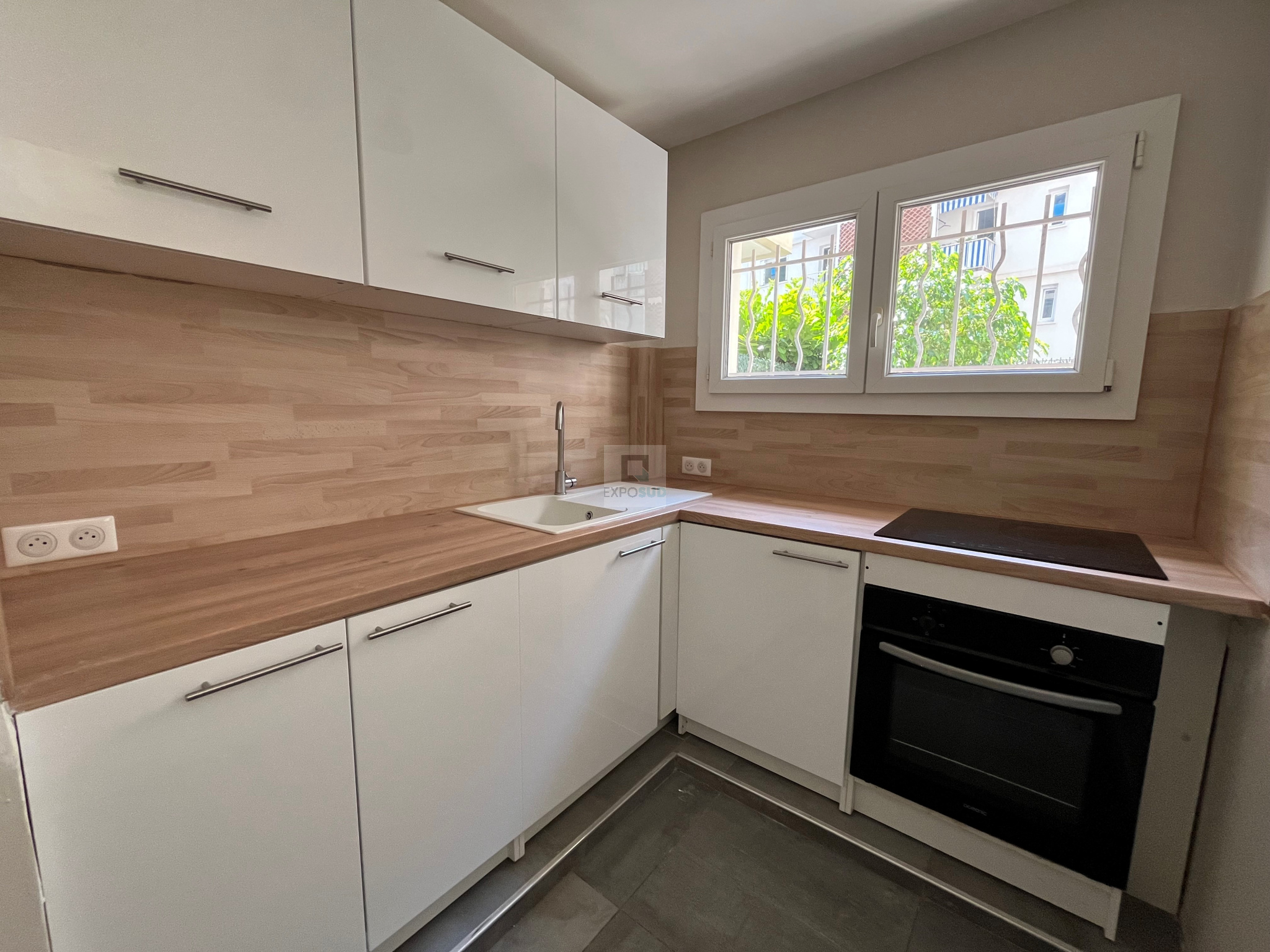 Location Appartement ANTIBES séjour de 14 m²